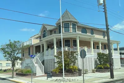 Image de Beautiful 6 Bedroom Beach Home!