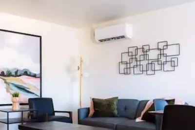 Image de Renovated Beautiful condo Downtown \\10min Airport