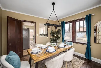 Image de 10 Mins To The Big House/ Sleeps Up To 10 Guests