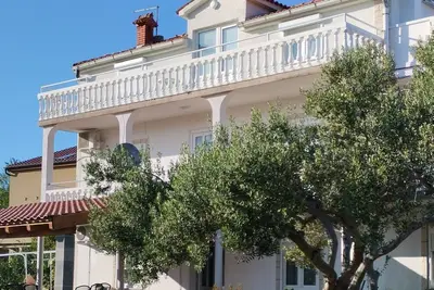 Image de Appartement d'une chambre avec la terrasse et la vue sur le mer Lopar, Rab (A-19896-a)