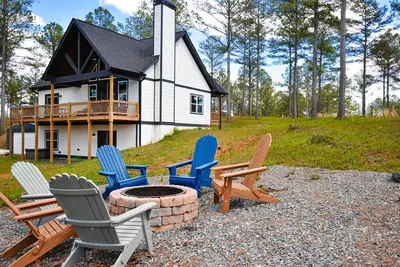 Image de Mountain view home with wood fireplace, hot tub, game tables, firepit, & Ac