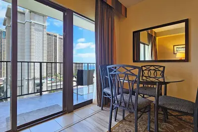 Penthouse 1207 Sleeps 4 Full Kitchen & Parking