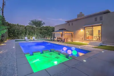 Image de Ultra-modern desert home w/private pool & spa. 12 mins to downtown Palm Springs!