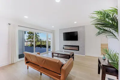 Image de 246a- Modern 3b2b w/ Deck & View by Hillsdale Mall