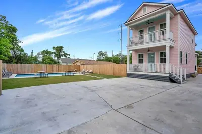 Image de Pristine 4bd w Pool | Driveway Parking | Balcony
