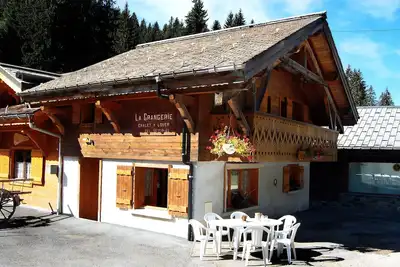 Image de Maison de vacances 'Chalet La Grangerie' avec vue sur la montagne, terrasse privée et Wi-Fi