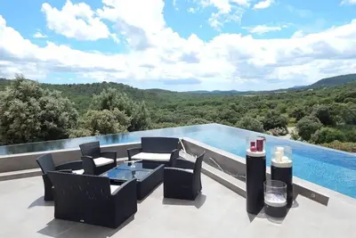 Image de Villa contemporaine avec vue panoramique sur le Pic Saint Loup