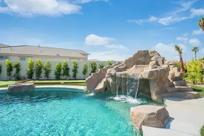 Image de Rockslide House - New build, resort style pool, endless amenities (3 miles to festivals)