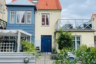 Townhouse in tranquil surroundings by the sea.