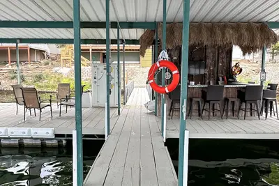 Image de Cove-Out Cottage with | Lost Anchor Tiki Bar