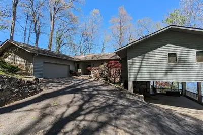 Image de Llyn Blaen Upper, Lake Junaluska, Lakeside and Mountain Views, Gas Fp, Central