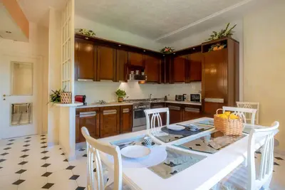 Image de Three-room apartment with sunrise view from the sea