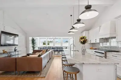 Image de Trendy Cbd Condo | Near French Quarter