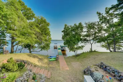 Image de Lakefront Wisconsin Home - Deck, Fire Pit & Kayaks