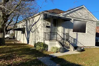 Image de Newly Renovated 3br home with parking and wifi - Close to Yyz and dwntwn Toronto