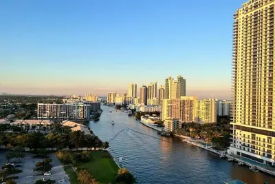 Image de Vibrant 1br with Pool Over Canal, Gym, Beach Service & Full Hotel Perks
