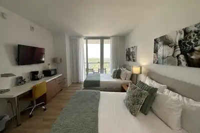 Image de Beautiful 2-Queen Bed Apt w/Pool & Beach Service