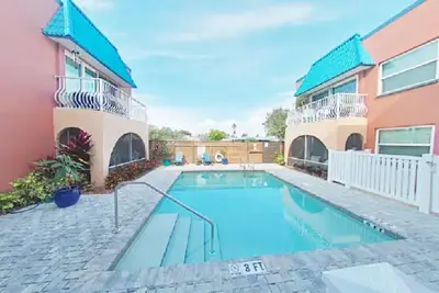 Image de Brand New-Condo-Pool/Gym/Rooftop Deck-Walking Distance Beach/Park/Shops