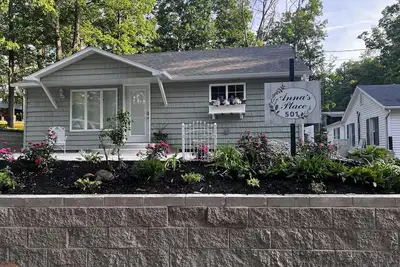 Image de Relax & Unwind at Anna's Place! Stylish interior, gardens + a beautiful patio.