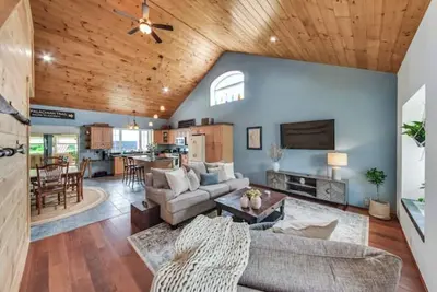 Image de Charming home is short walk to downtown and Moosehead Lake. Large yard & garage.