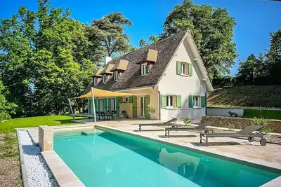 Image de Propriété de Charme avec Piscine