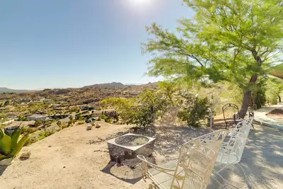 Image de Mountain-View Home in Yucca Valley w/ Hot Tub!