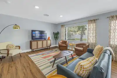 Image de New! St Pete Uptown Funk Near Downtown