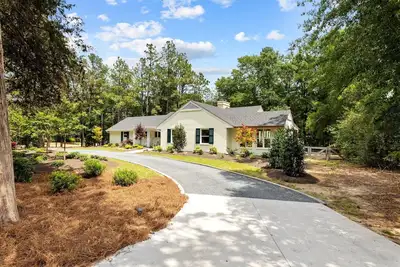 Image de Spacious vacation home in the historic village of Pinehurst