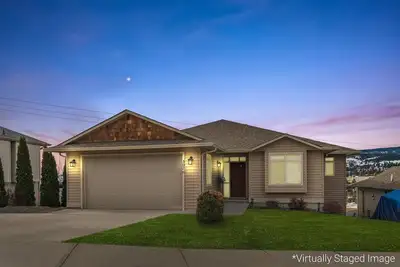 Image de 2-Bedroom Walk-Out Ground Floor Suite with Private Entry, Lake & Mountain Views