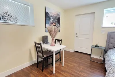 Image de Beautiful private entrance room in heart of Port Coquitlam! !