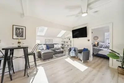 Image de Pet-Friendly Newman Lake Cottage w\/ Beach Access!