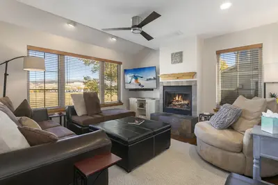 Image de Peaceful Mountain Escape. \n28+Day stay with Workspace, Garage and Quiet Comfort.