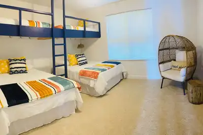 Image de “Surf Shack” within walking distance to the beach!