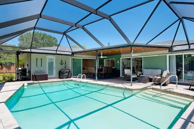 Image de Blue Haven - 4bd/2ba/Bunkbed Room Getaway w Pool - Near Airport! !