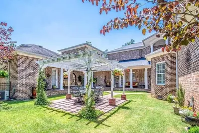 Image de Beautiful 6 bedroom home with a brand new swimming pool, and 4 fireplaces.