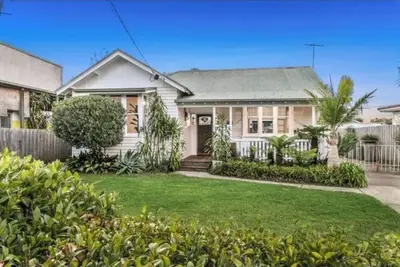 Image de 4 Bedroom Californian Bungalow - Sleeps 9. Short Walk to Shops, Beach and pub