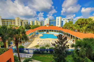 Image de 🌴🐠Condo w/ Short Walk to Private Beach Access 🏖️ & Loaded w/ Amenities 🌊🎾🏀