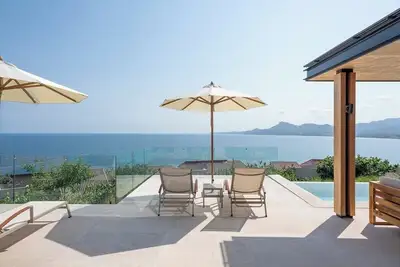 Image de Luxury Villa w/ Panoramic Views of Litibu Bay | 4 Br | Private Pool | 8 Seater Golf Cart & Staff