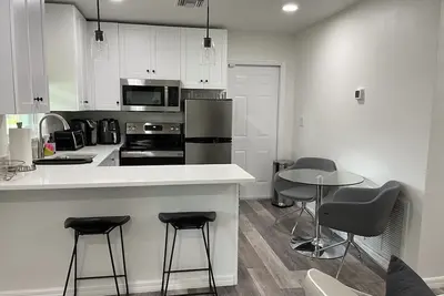 Image de Off of I-75 and Sr-60, newly renovated 1 bedroom unit mins to Airport/Downtown.