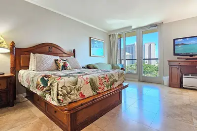 Waikiki Studio includes access to Gym & Pool, No Resort Fee!