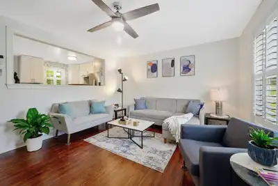 Image de Modern Cozy Home only 2 miles to Downtown