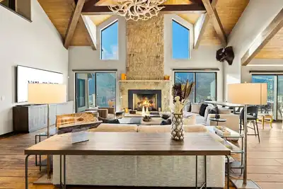 Image de Aspen Ridge - Vail Village Parking, Spectacular Vail Views, mountainside hot tub | 7 Bed, 7 Bath