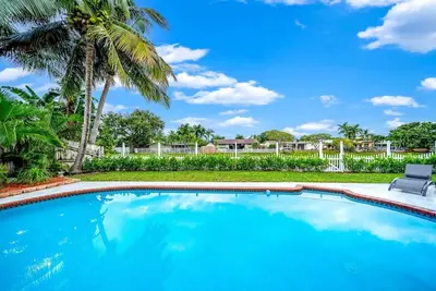 Image de Darling Dogwood: Heated Pool, Waterfront!
