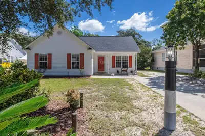 Image de Charming Home! Just minutes From the Beach, Near Shopping