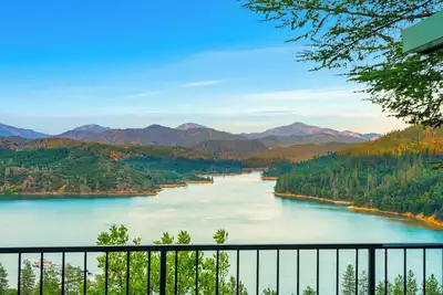 Image de Stunning Shasta Lake Views: Elegant 4br Home with Decks & Game Room