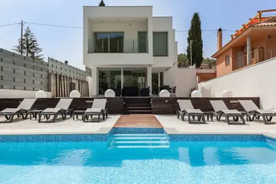 Image de Villa 'Familiar con Piscina a 5min de Sitges' avec vue sur la montagne, Wi-Fi et climatisation