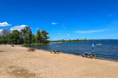 Image de Lakeside Retreat: Steps to Beach