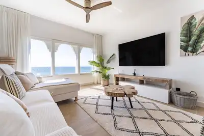Image de Appartement \"Frontline Beach Luxurious\" avec piscine partagée, terrasse privée et Wi-Fi