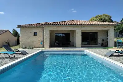Image de villa violette proche centre barjac