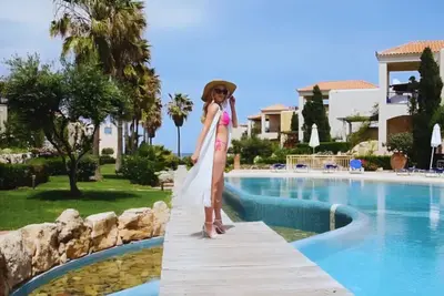 Image de Elias 2- Bedroom Lower Apartment on Beach With Pool